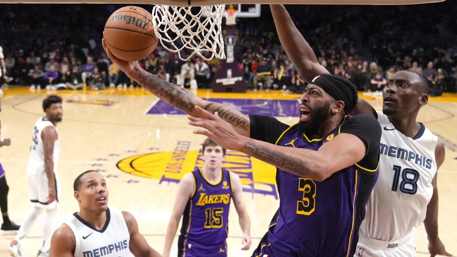 I Los Angeles Lakers contro i Memphis Grizzlies (Ansa)