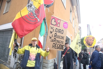 Giro d’Italia 2023, via alla nona tappa Savignano sul Rubicone: la pioggia non ferma la grande festa rosa