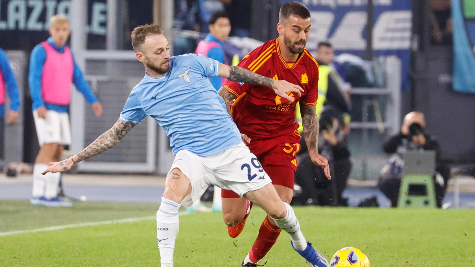 Manuel Lazzari a duello con Lorenzo Pellegrini nel derby