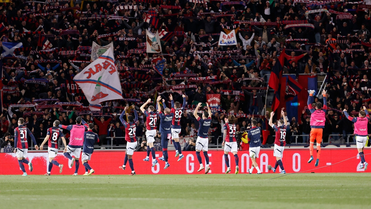 Il Bologna fa festa con i suoi tifosi dopo lo scontro diretto con l'Atalanta del 23 dicembre (Ansa)