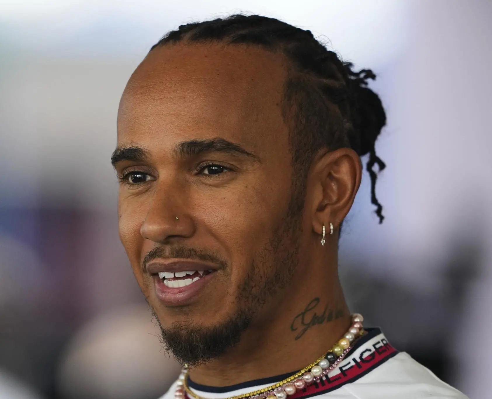 Favola Hamilton, disastro Rosso Lewis in pole: nuova sfida a Max