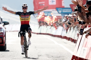 Vuelta 2023, tappa 14: la rivincita di Evenepoel. Ordine d'arrivo e classifica generale