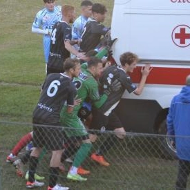 A Grumelo del Monte durante un match di serie D. Ambulanza nel pantano, i calciatori la fanno ripartire