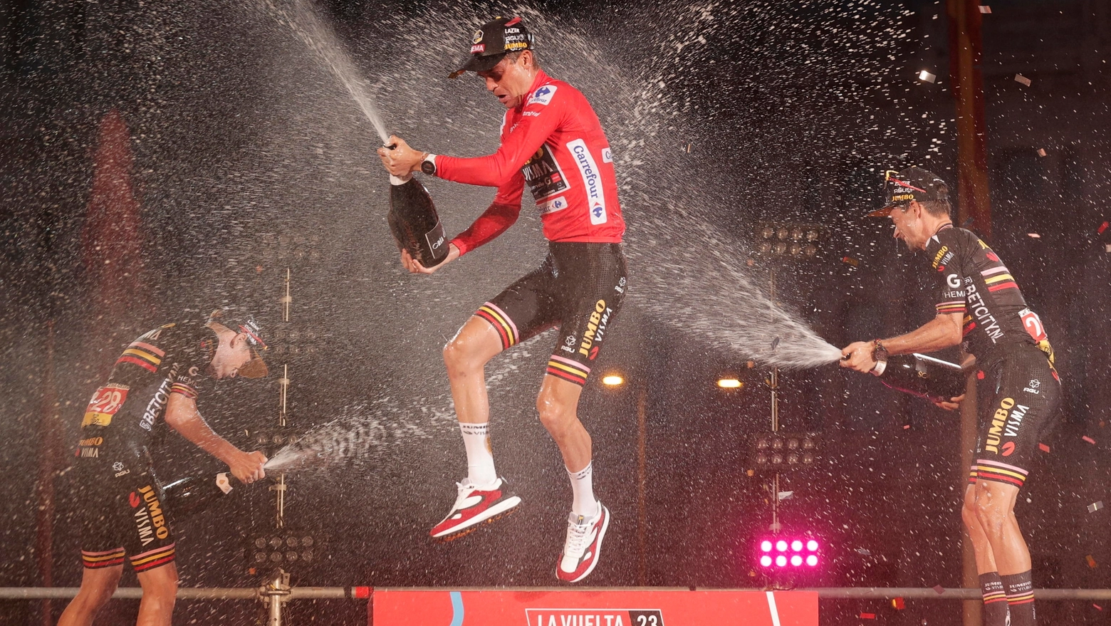 Jonas Vingegaard, Sepp Kuss e Primoz Roglic sul podio della Vuelta (Ansa)