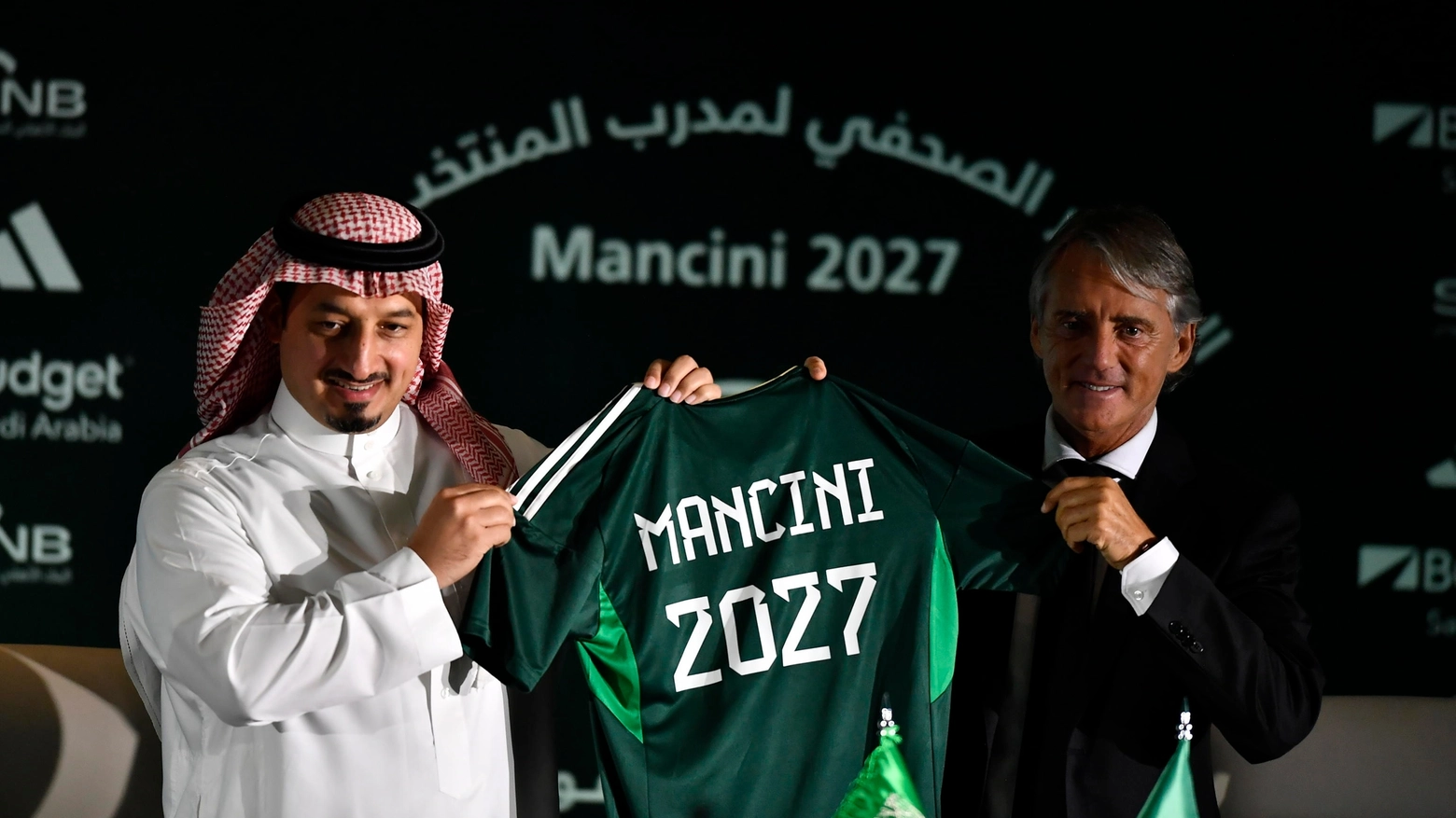 Roberto Mancini insieme a Yasser Al Misehal, presidente della federcalcio araba