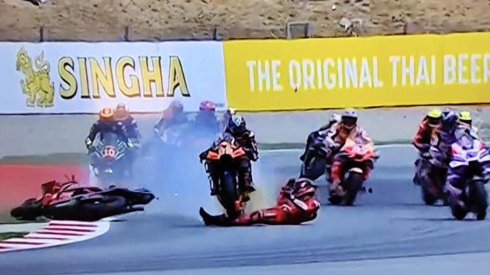 Incidenti a catena al via del Gran Premio di Catalogna classe MotopGp (Ansa)