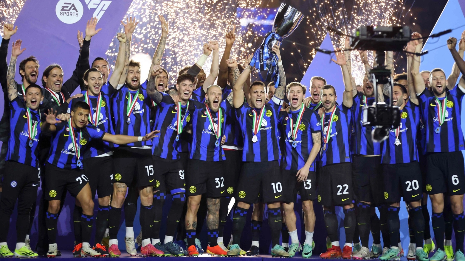 I nerazzurri festeggiano la Supercoppa italiana conquistata contro il Napoli nella finale di Riyadh