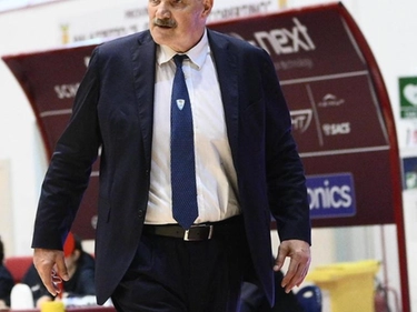 Caos a Cantù: Esonerato il coach Sacchetti dal Basket A2