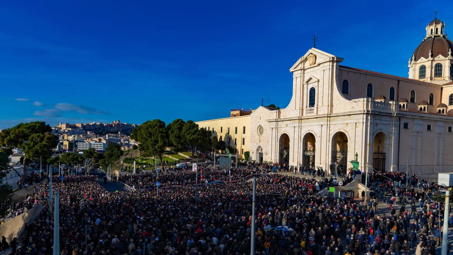 Folla per l’addio a Riva: "Ha scelto lui sino alla fine"