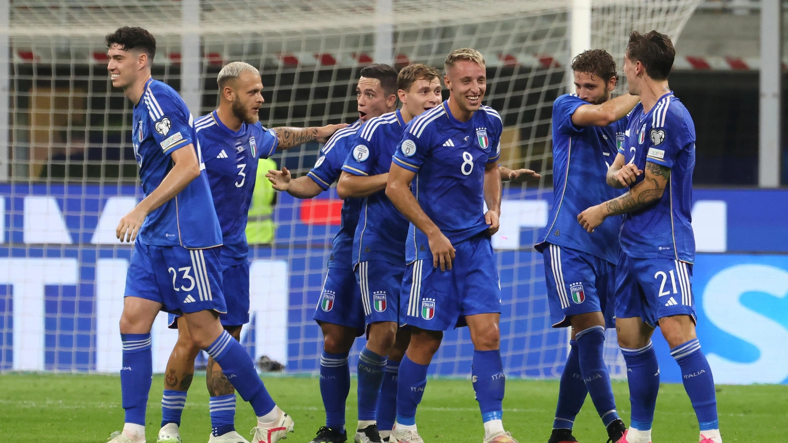 Gli azzurri festanti dopo il secondo gol all'Ucraina