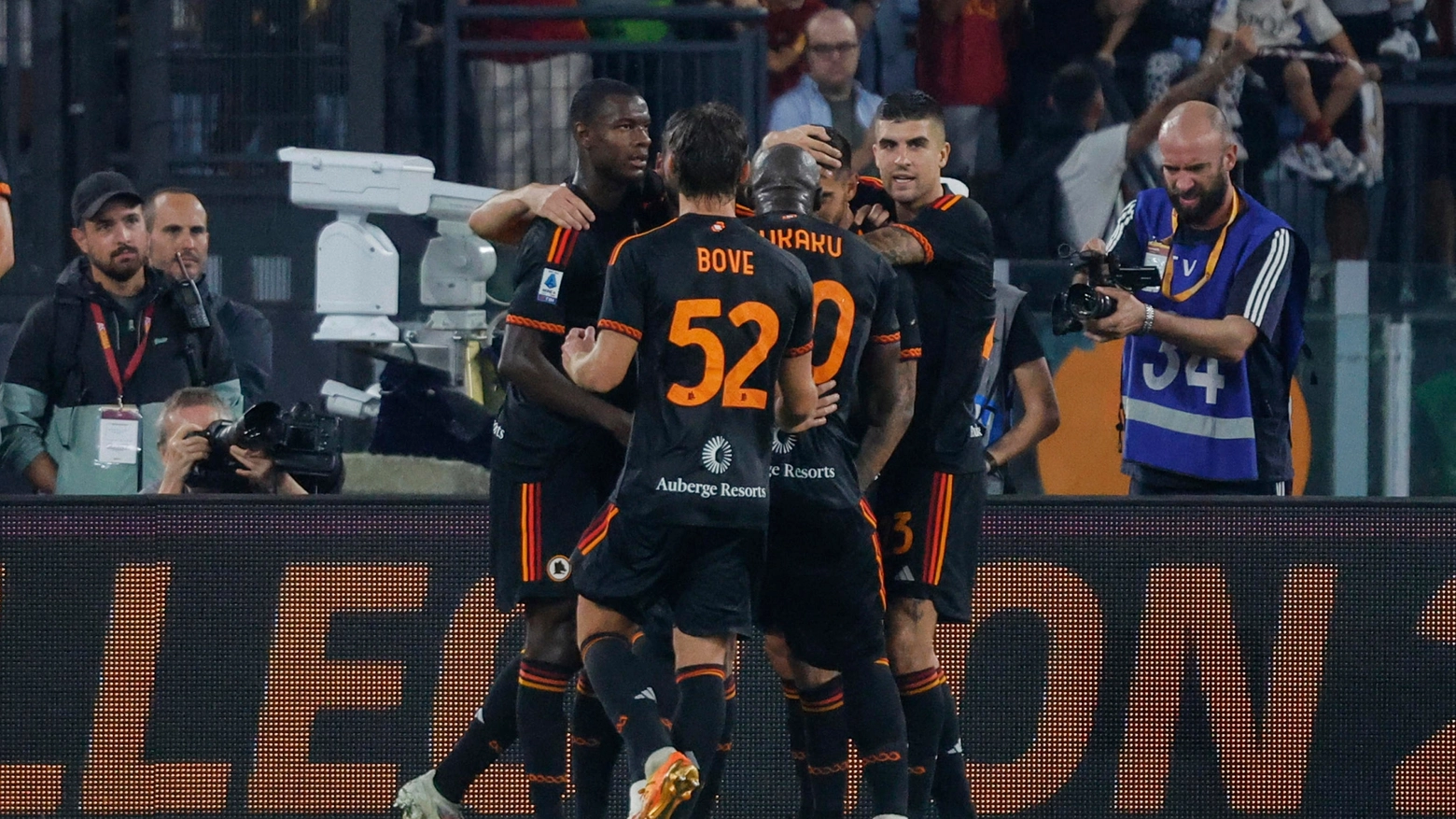 I giocatori della Roma festeggiano il gol del 2-0 di Pellegrini