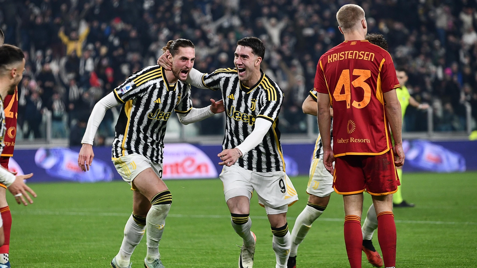 Juventus-Roma, Rabiot festeggiato dopo il gol da Vlahovic