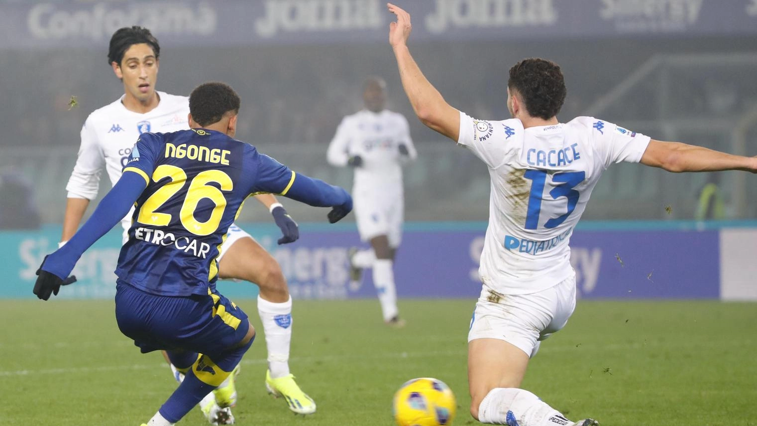 Djuric castiga subito gli azzurri. Poi in avvio di ripresa arriva il 2-0. Zurkowski la riapre ma non basta