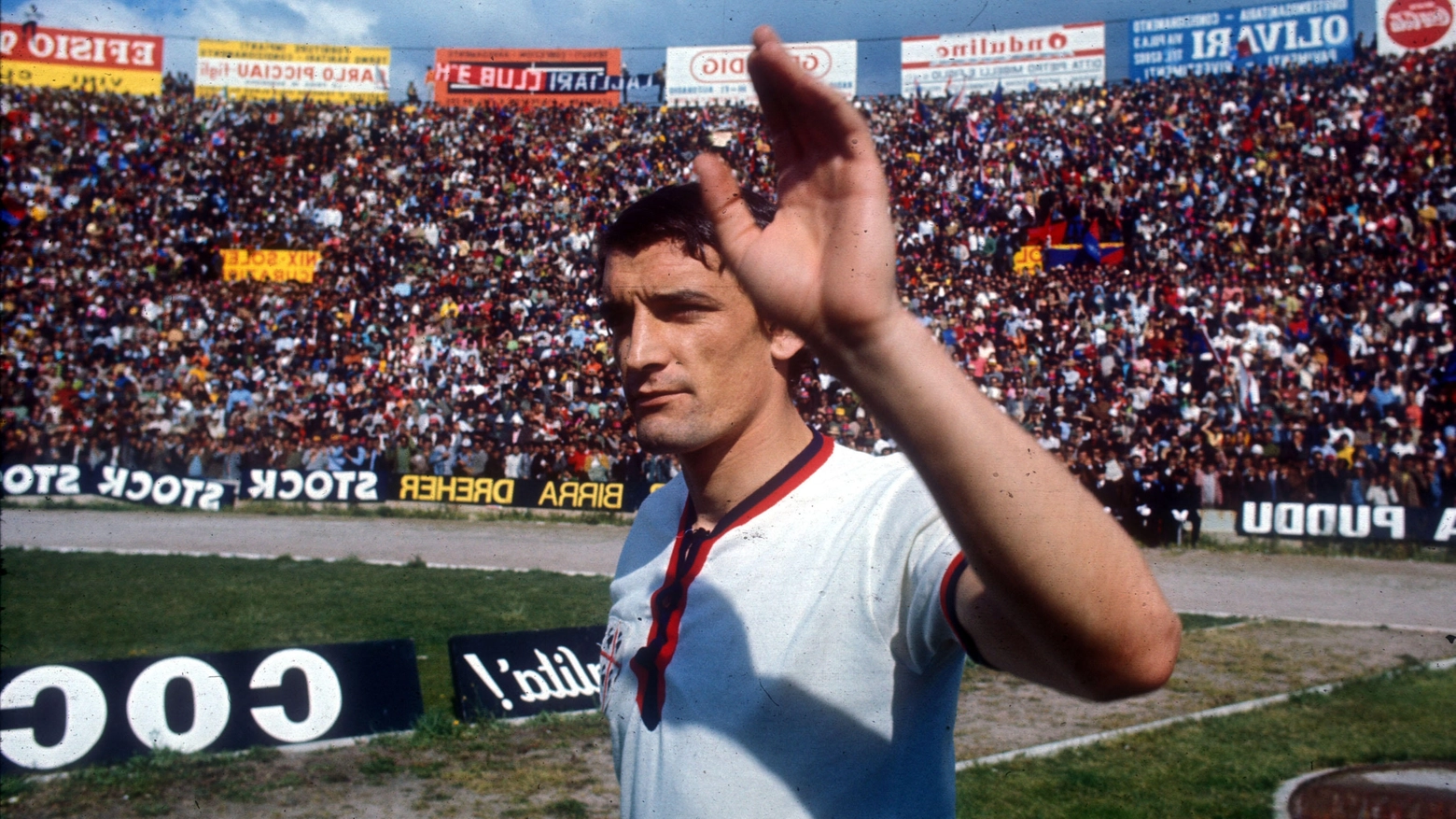 Gigi Riva con la maglia del Cagliari in una foto d'archivio (Ansa)