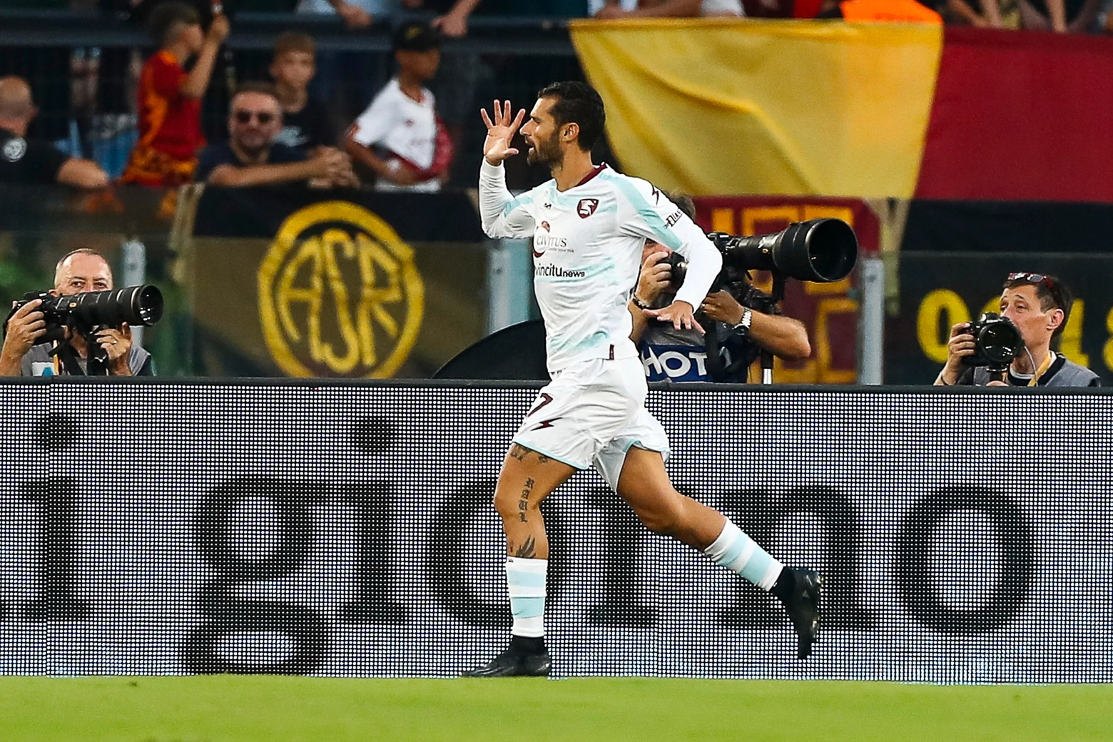 Antonio Candreva esulta dopo il gol alla Roma (Ansa)