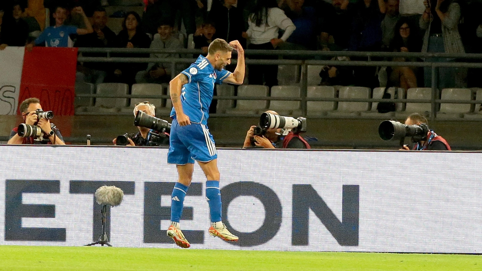 Domenico Berardi festeggia un gol con l'Italia