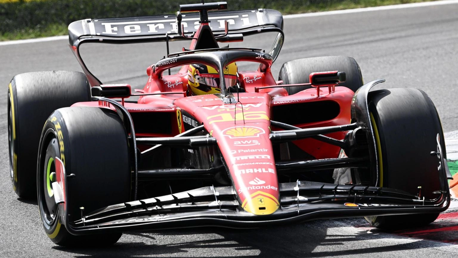 Leclerc e Sainz veloci nelle FP1 del GP Singapore