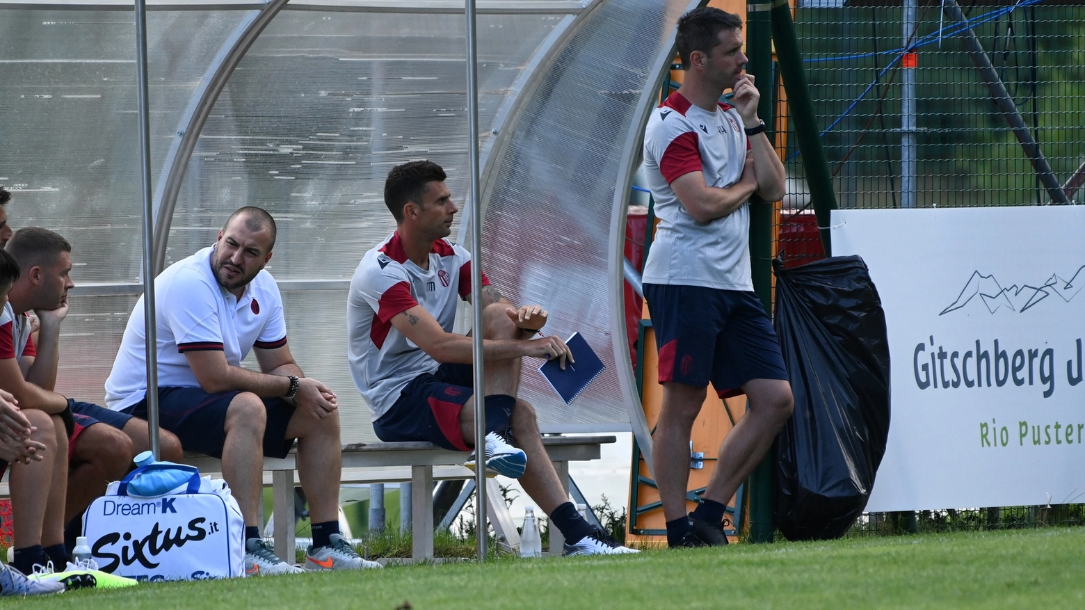 Bologna, mister Thiago Motta prende appunti seduto in panchina per la prima amichevole (foto Schicchi)