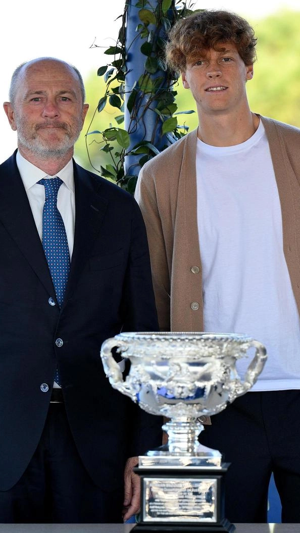 Angelo Binaghi, presidente della federtennis, qui presso la nuova sede della Fitp con Jannik Sinner al suo ritorno dopo il successo nell’Australian Open