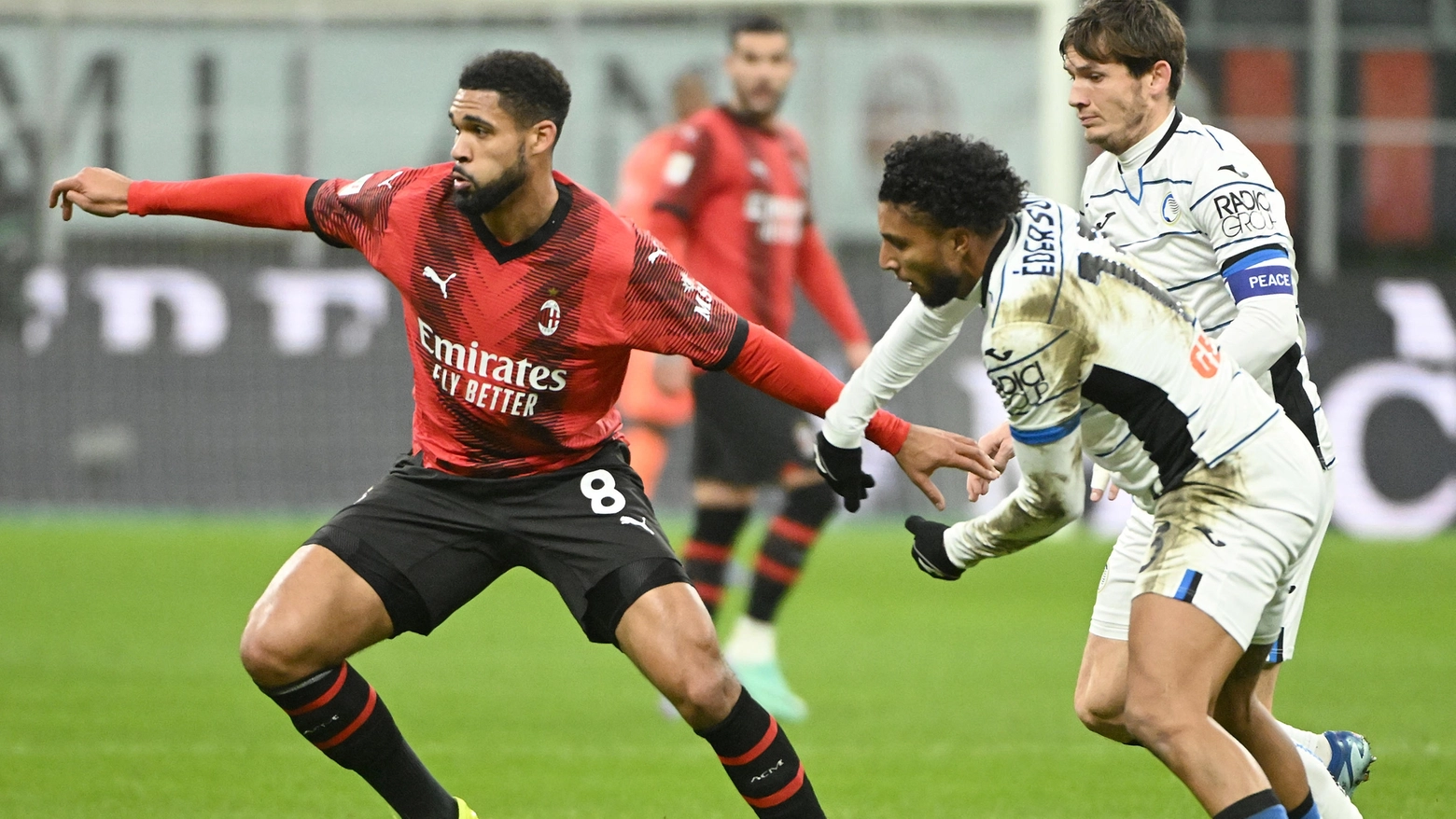 Ederson francobolla Ruben Loftus-Cheek nel match vinto in Coppa Italia a San Siro