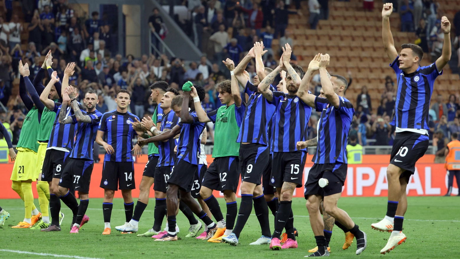 L'Inter sotto la curva Nord festeggia l'accesso in Champions