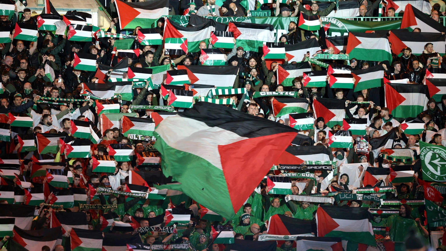 Durante la partita di Champions contro l’Atletico, il gruppo ha fatto una coreografia in difesa della Palestina