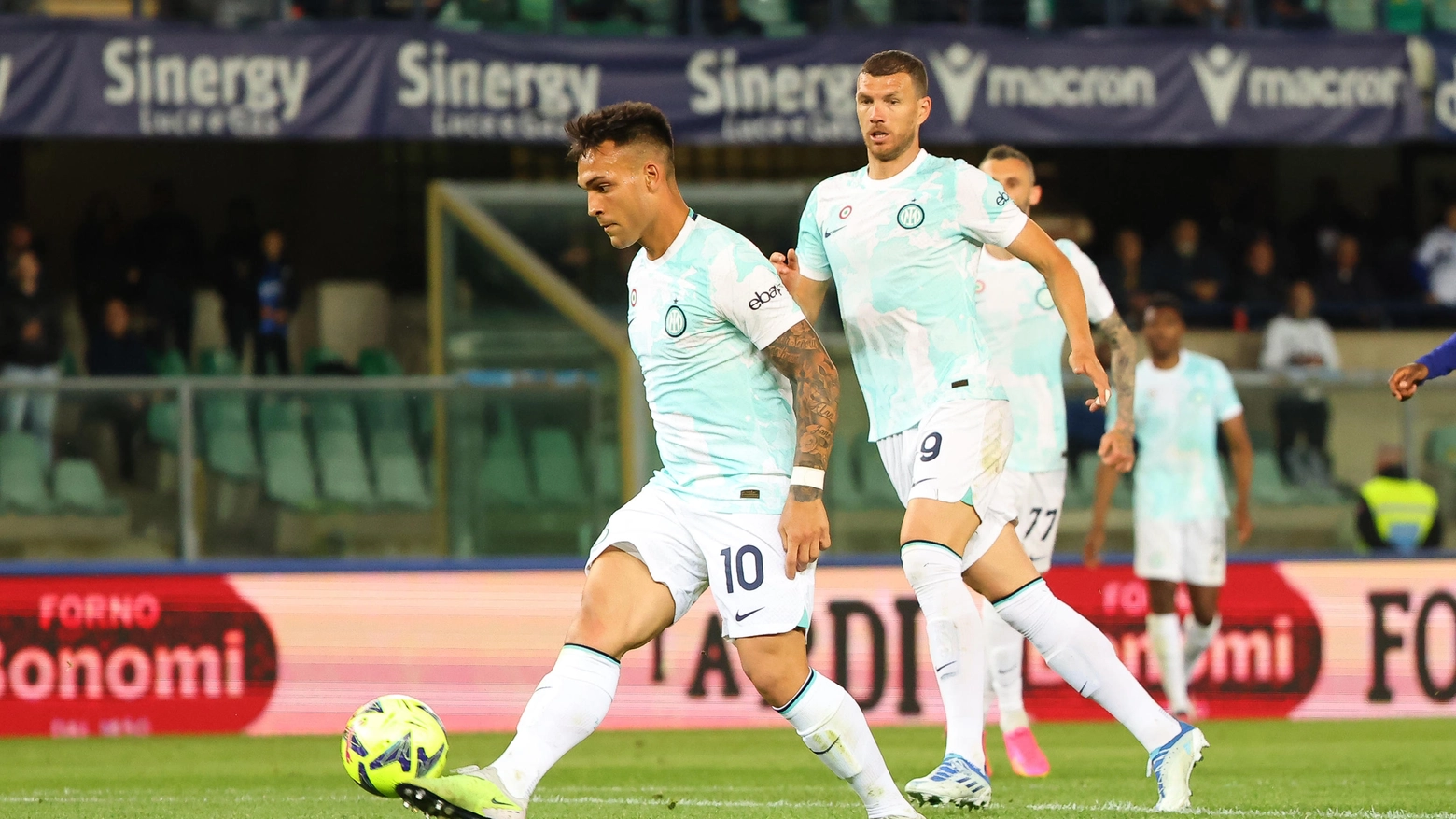 Lautaro Martinez sigla il gol del 4-0 per l'Inter