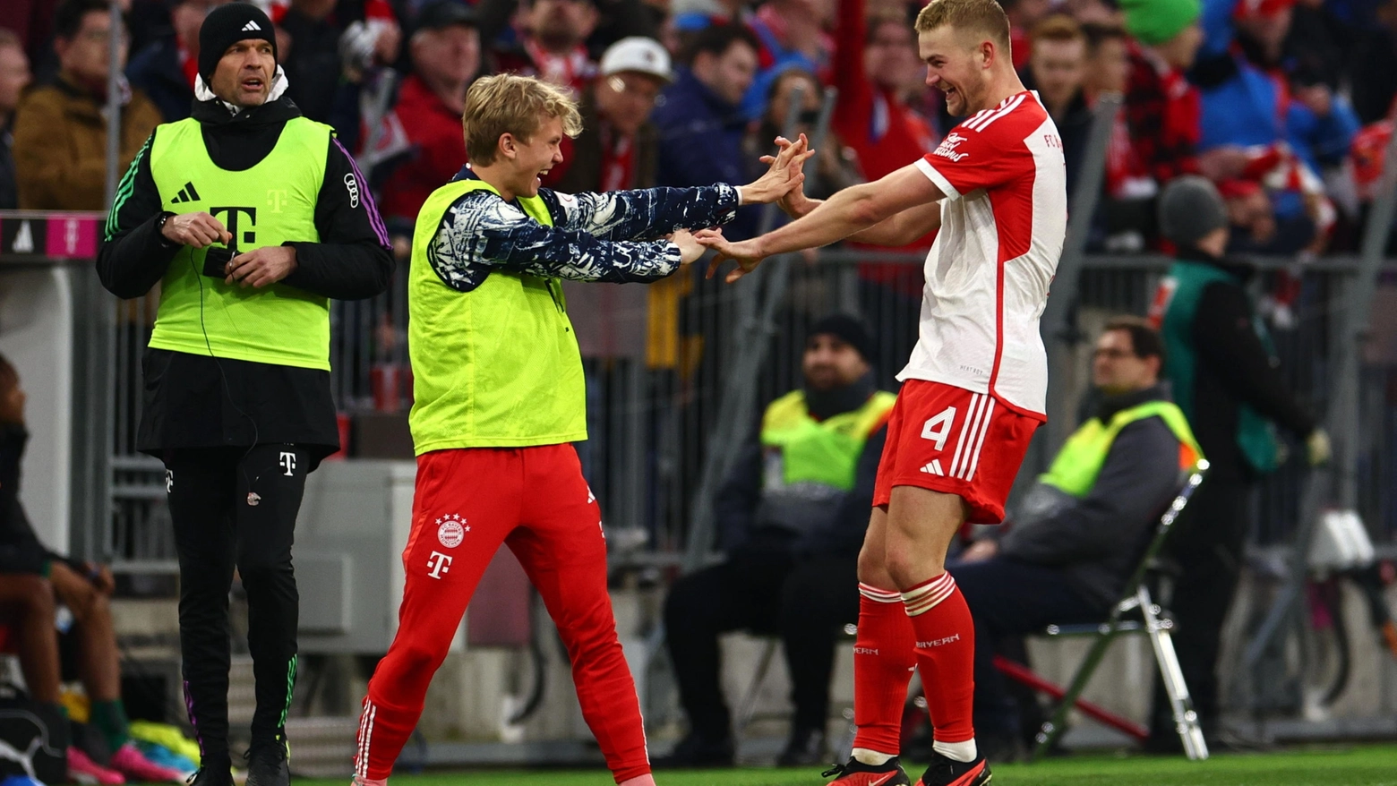 De Ligt esulta dopo il gol del 3-1 del suo Bayern contro il M'gladbach