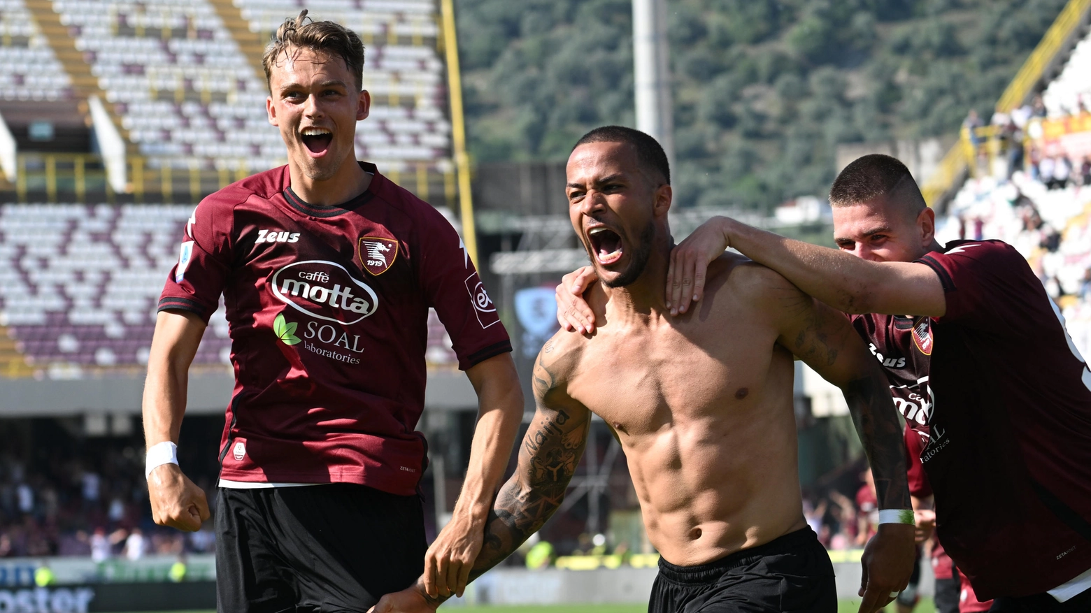 Troost Ekong a petto nudo festeggia subito il gol che ha permesso alla Salernitana di battere l'Udinese