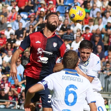 Cagliari-Frosinone 4-3, finale pazzesco: Pavoletti firma la rimonta dell’anno