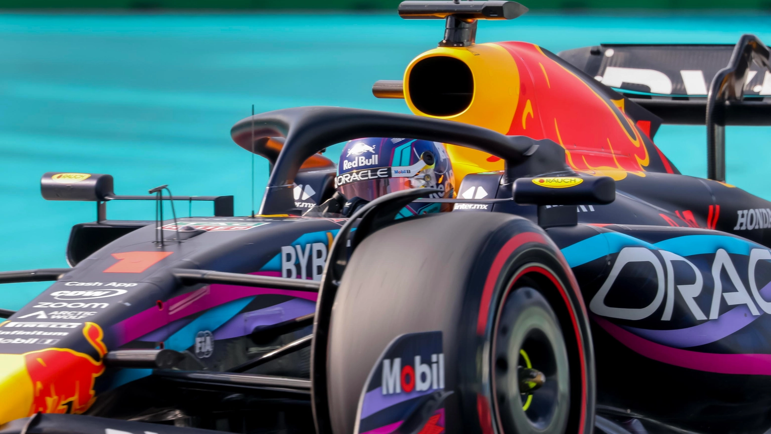 F1 Gp Miami, Verstappen vince la battaglia con Perez: dominio Red Bull