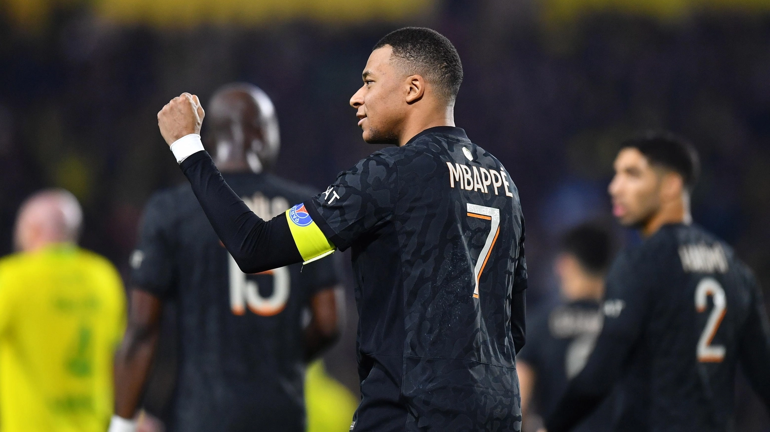 Kylian Mbappé esulta dopo il gol su rigore al Nantes