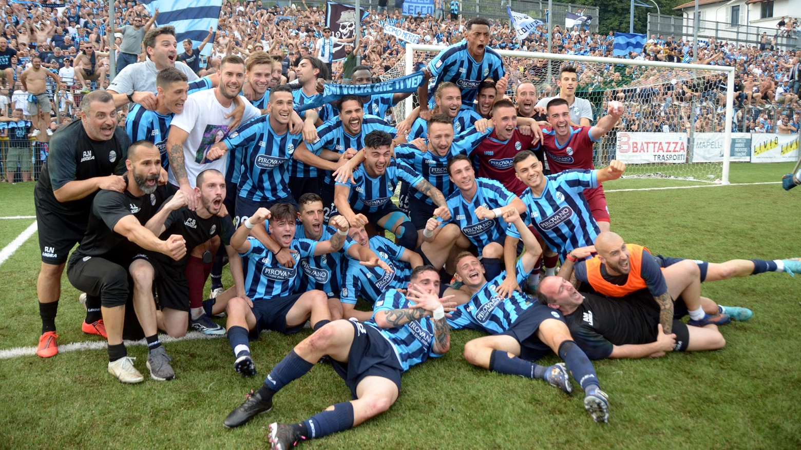 La squadra festeggia la fresca promozione dopo la finale di ritorno playoff  contro il Foggia giocata a Lecco domenica 18 giugno scorso