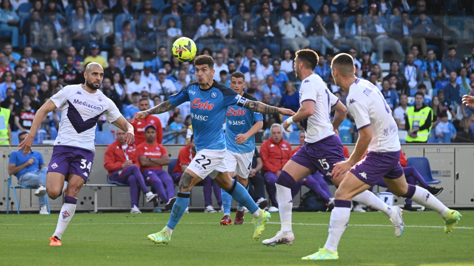 Un momento di Napoli-Fiorentina: Di Lorenzo attorniato dai giocatori viola