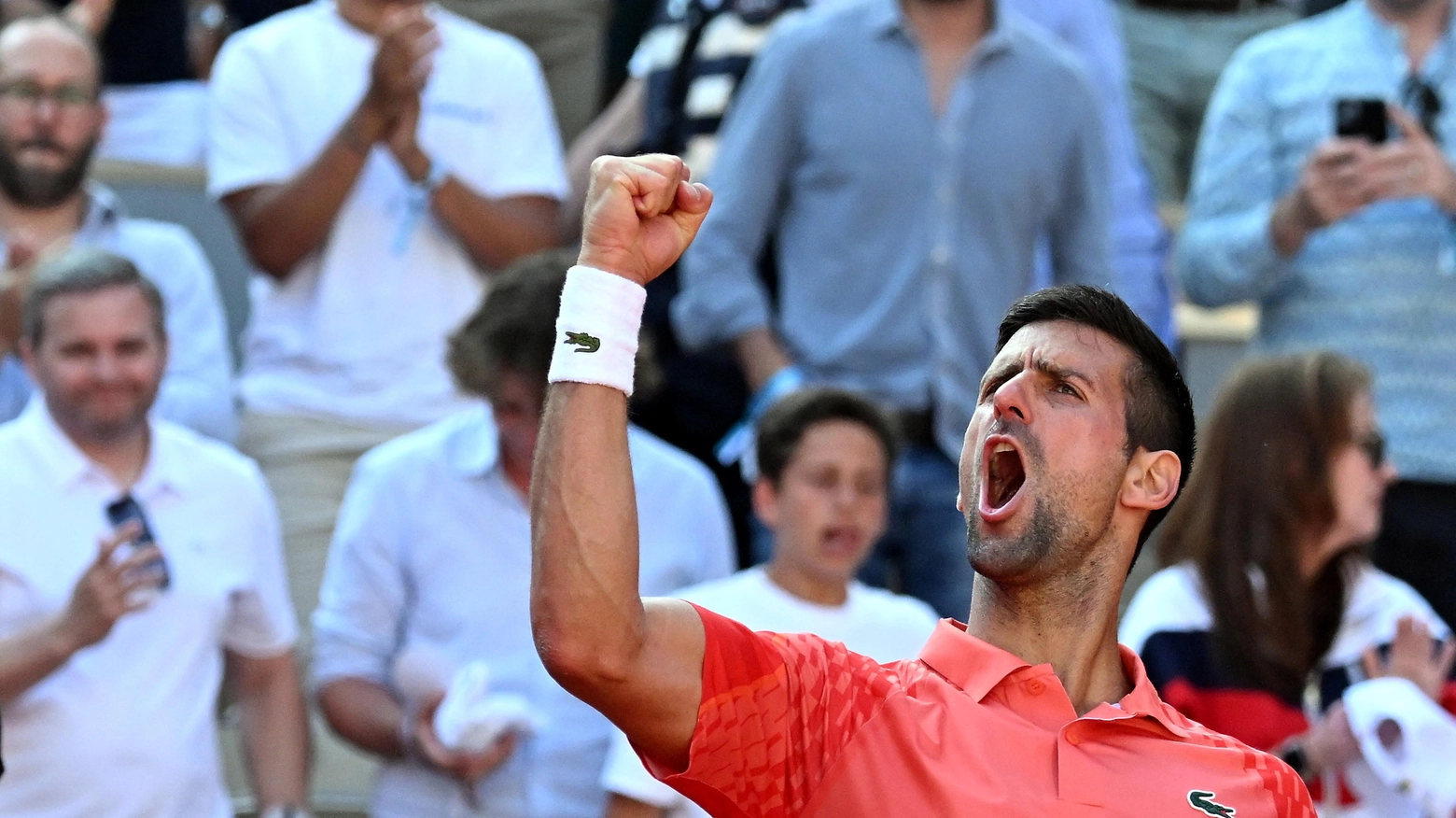Djokovic vola in semifinale al Roland Garros: Khachanov battuto in quattro set. Alcaraz ha la meglio su Tsitsipas