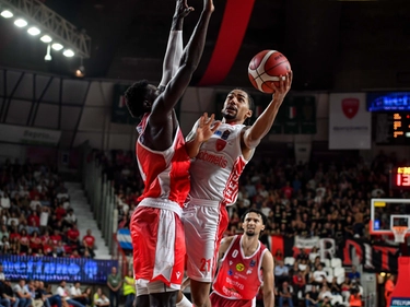Basket Serie A: Varese piega Pistoia al fotofinish. Reggio travolge Brindisi