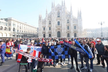 Inter-Atletico Madrid, i tifosi spagnoli e nerazzurri si incontrano in Duomo: abbracci e sorrisi