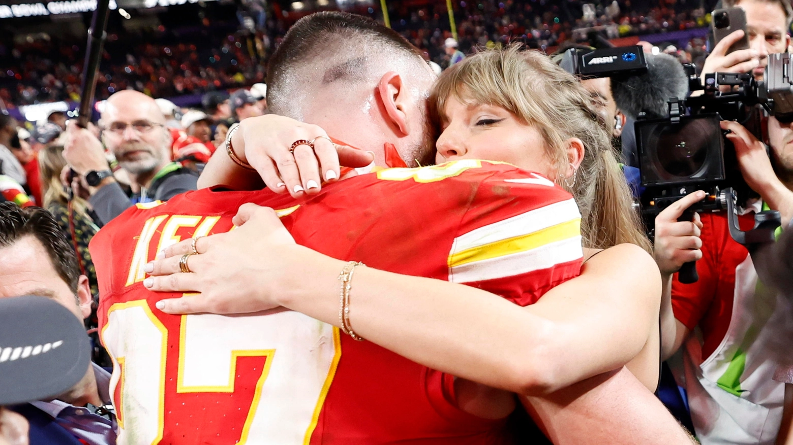 Taylor Swift abbraccia il fidanzato Trevor Kelce, stella dei Chiefs