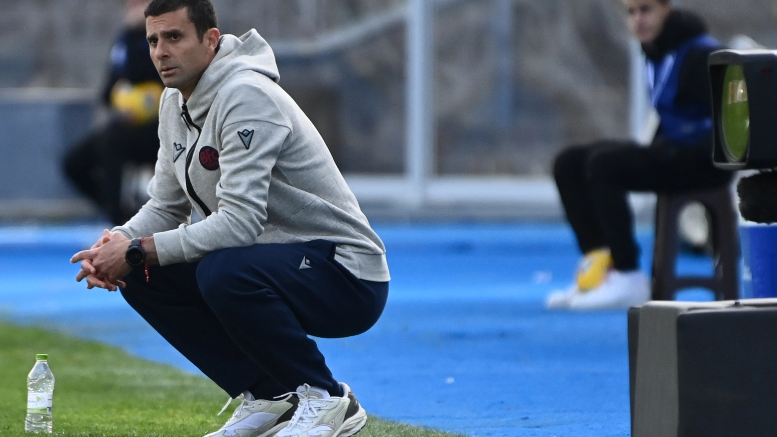 Thiago Motta è amareggiato per il pareggio del Bologna a Lecce: la sua squadra è stata raggiunta da un rigore decretato a tempo scaduto