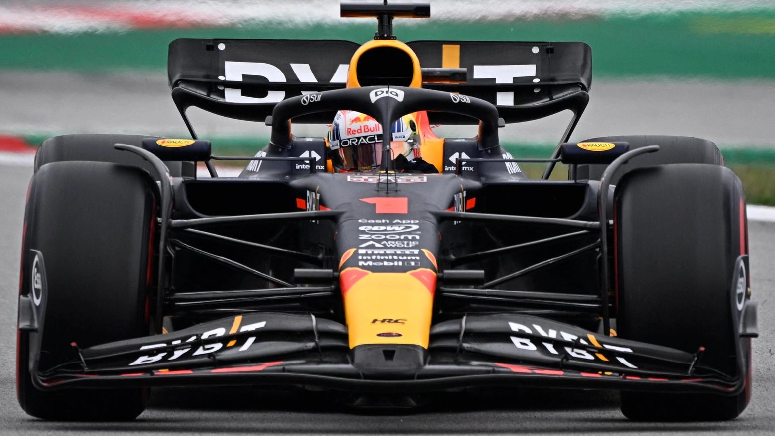 F1 Gp di Spagna, Verstappen in pole. Sainz secondo, Leclerc 19esimo. La griglia di partenza