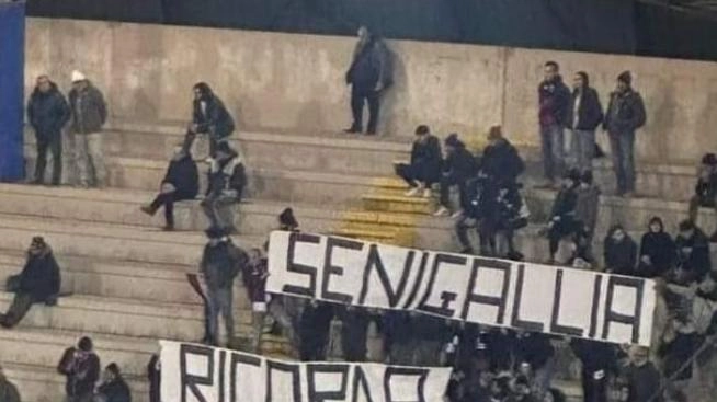 I tifosi e quello striscione sul Rodi:: "Vicinanza a San Benedetto"