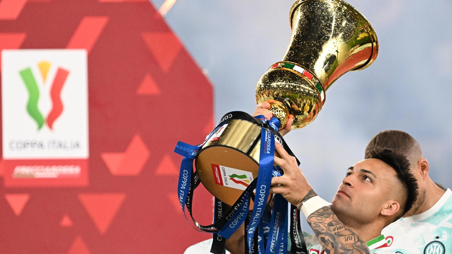 Lautaro Martinez alza la Coppa Italia edizione 2022/23