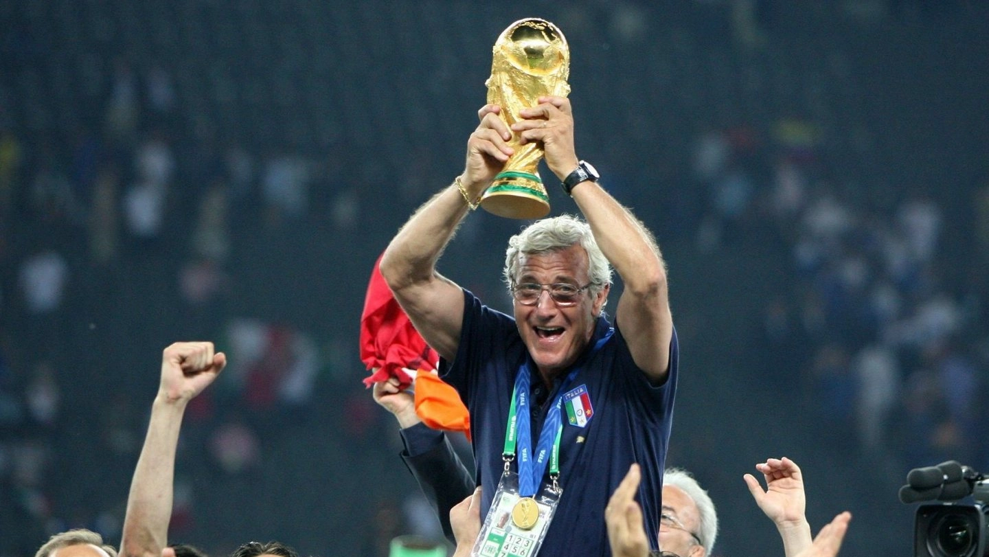 Lippi solleva la Coppa del Mondo nel 2006