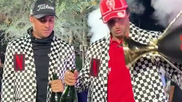 Justin Thomas e Carlos Sainz sul podio della Netflix Cup di golf. Il trofeo cade dalle mani dello spagnolo