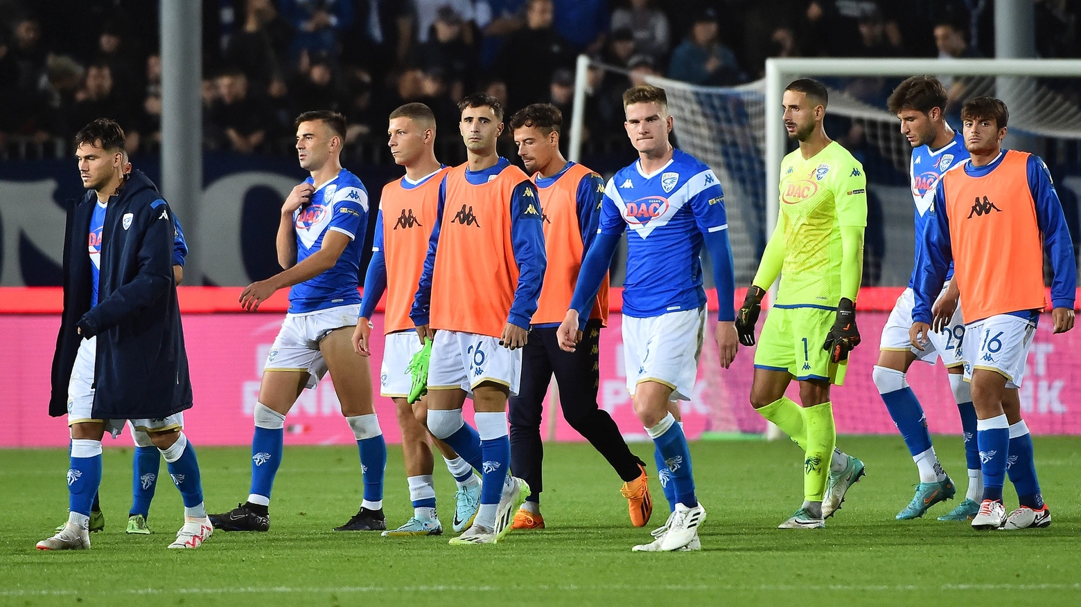 Tutta la delusione dei giocatori del Brescia dopo la terza sconfitta consecutiva