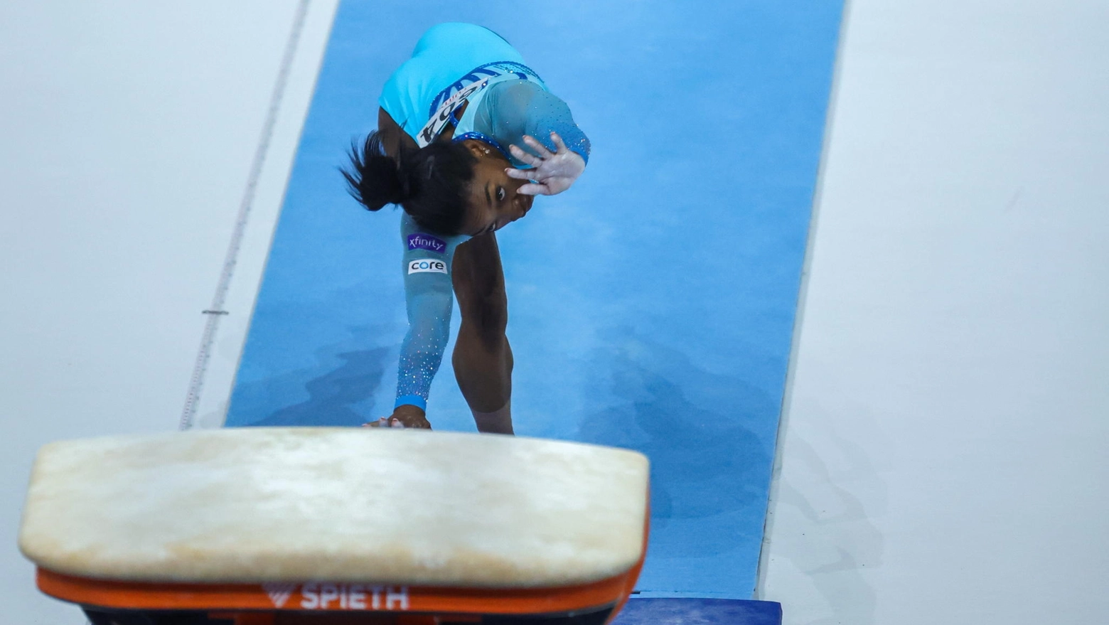 Simone Biles esegue il salto straordinario (Ansa)
