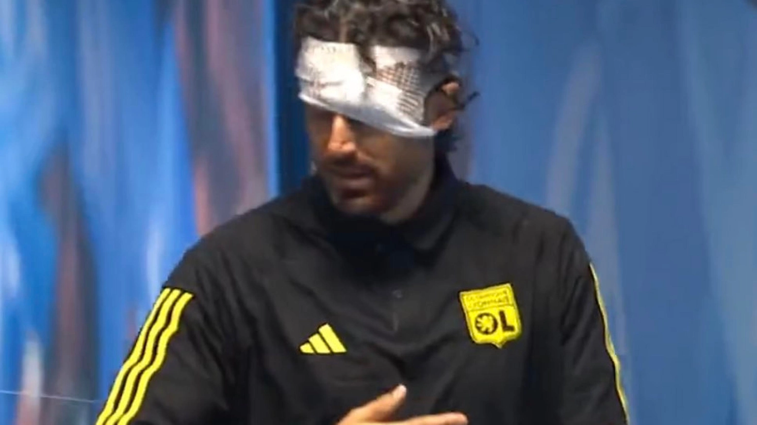 Fabio Grosso ferito dopo l'aggressione al bus (Ansa)
