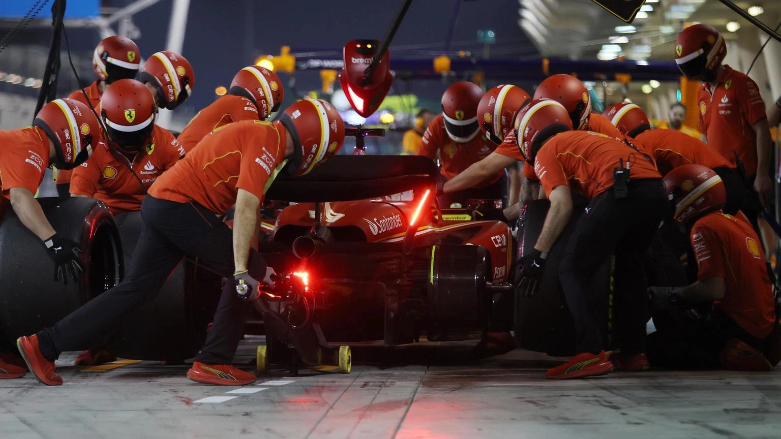 Il monegasco fa segnare il miglior tempo con la nuova Ferrari. Dietro di lui Russell e Zhou e Verstappen. Il campione del mondo però è stato superiore a tutti nella simulazione di gara. Un problema con un altro tombino cancella la pausa pranzo