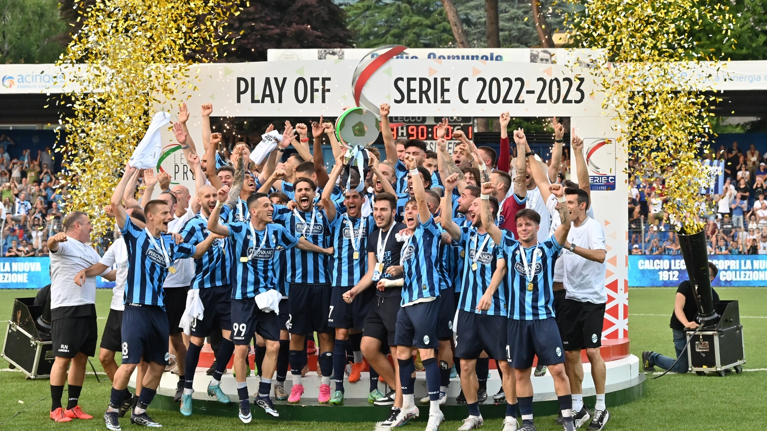Il Lecco festeggia la promozione sul campo dopo la finale con il Foggia: era il 18 giugno scorso