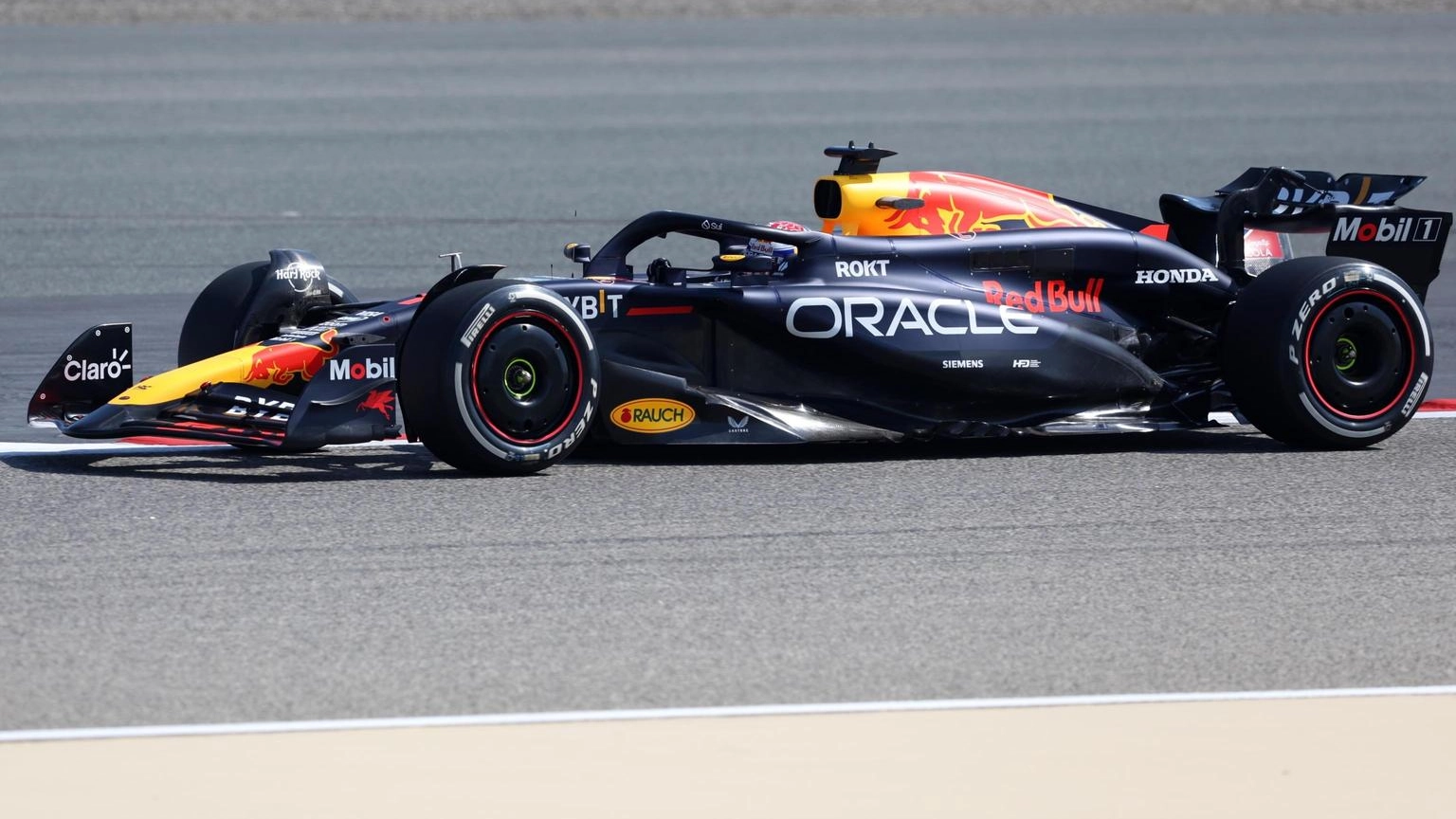 Nella sessione mattutina a Sakhir, l’olandese della Red Bull sigla il miglior tempo davanti al monegasco della Ferrari